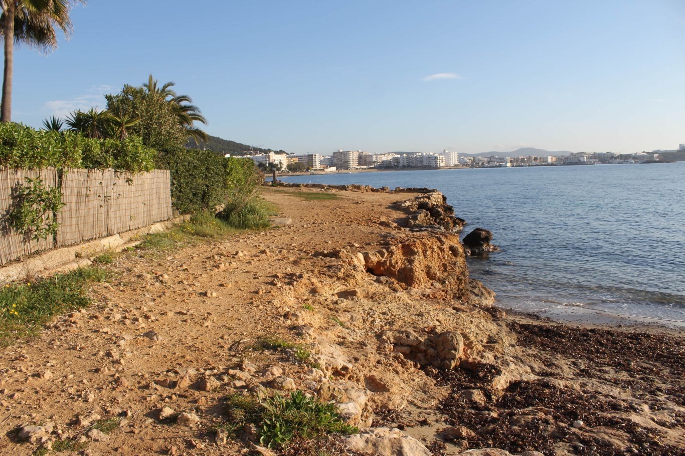 El Ayuntamiento de Santa Eulària sanciona con casi 300.000 euros a una sociedad por comercializar plazas turísticas ilegales en es Puig d’en Fita