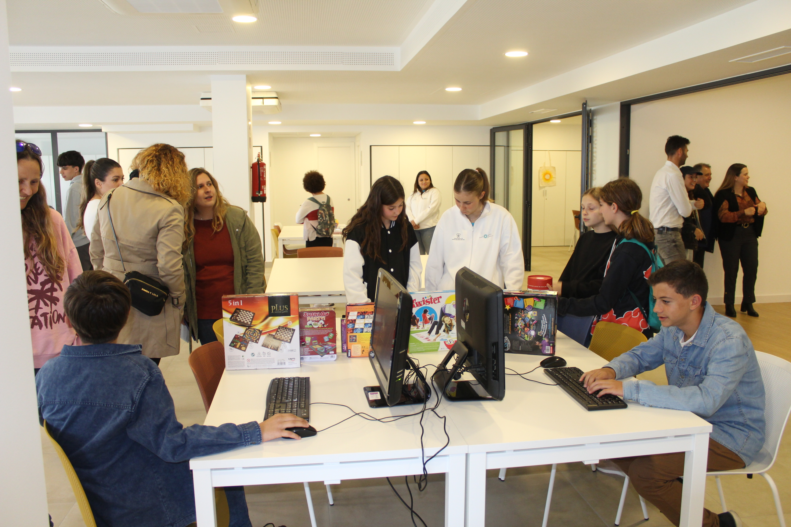 Inaugurat el nou Punt Jove de Santa Gertrudis als baixos de l'Escoleta amb tallers de ‘totte bag’, xapes, realitat virtual i més activitats