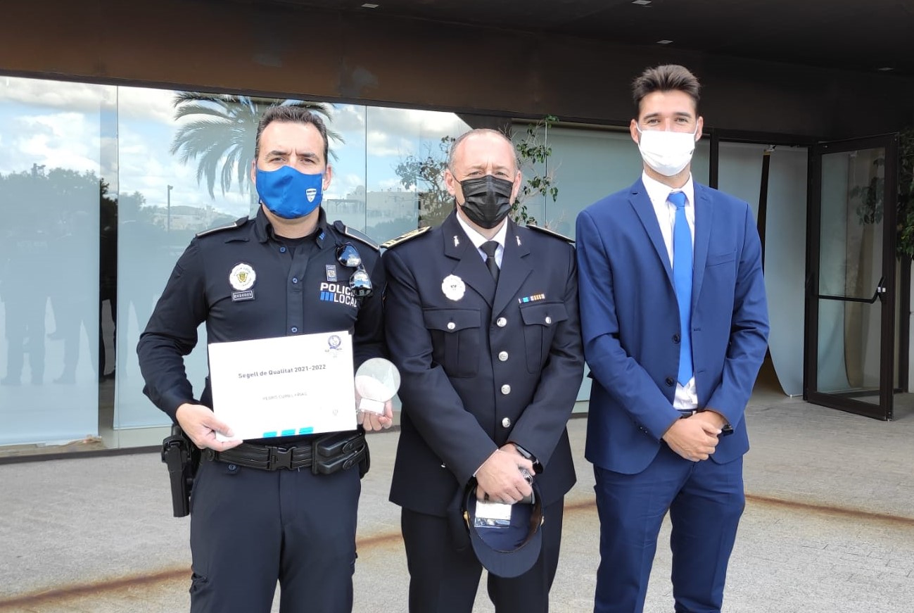 L'Ajuntament i els policies Pedro Curiel i Mónica Torres reben el segell de qualitat del programa Policia Tutor 2021-22