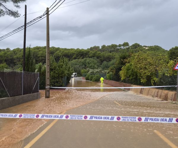 ‘Adam’ deixa inundacions en habitatges, arbres caiguts i talls de carreteres a Santa Eulària