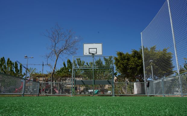 Santa Eulària estrena una nova pista multiesport en el Parc des Fameliar per a fomentar el joc lliure en Cas Capità