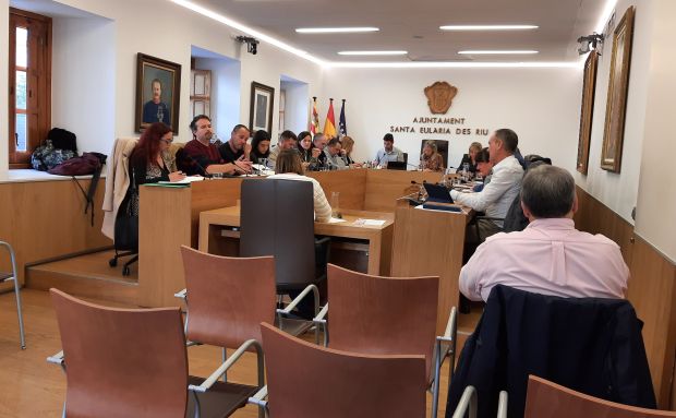 Unanimitat per atorgar la Medalla d'Or a les Associacions de Pares i Mares d'Alumnes i per dedicar una plaça as Puig d'en Valls al mestre terrisser 'Frígoles'