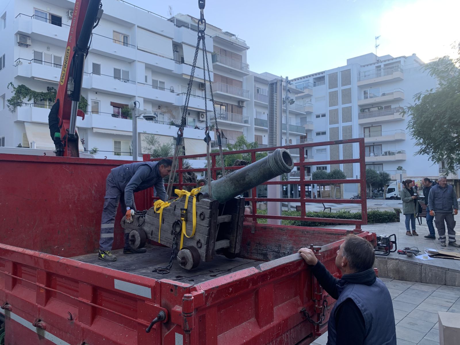 Retirado el emblemático cañón de la Plaza Isidor Macabich para su restauración