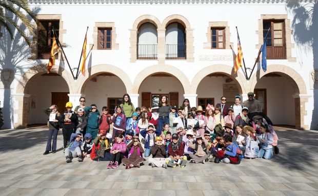 Visita d'alumnes del CEIP Vénda d'Arabí a l'Ajuntament de Santa Eulària