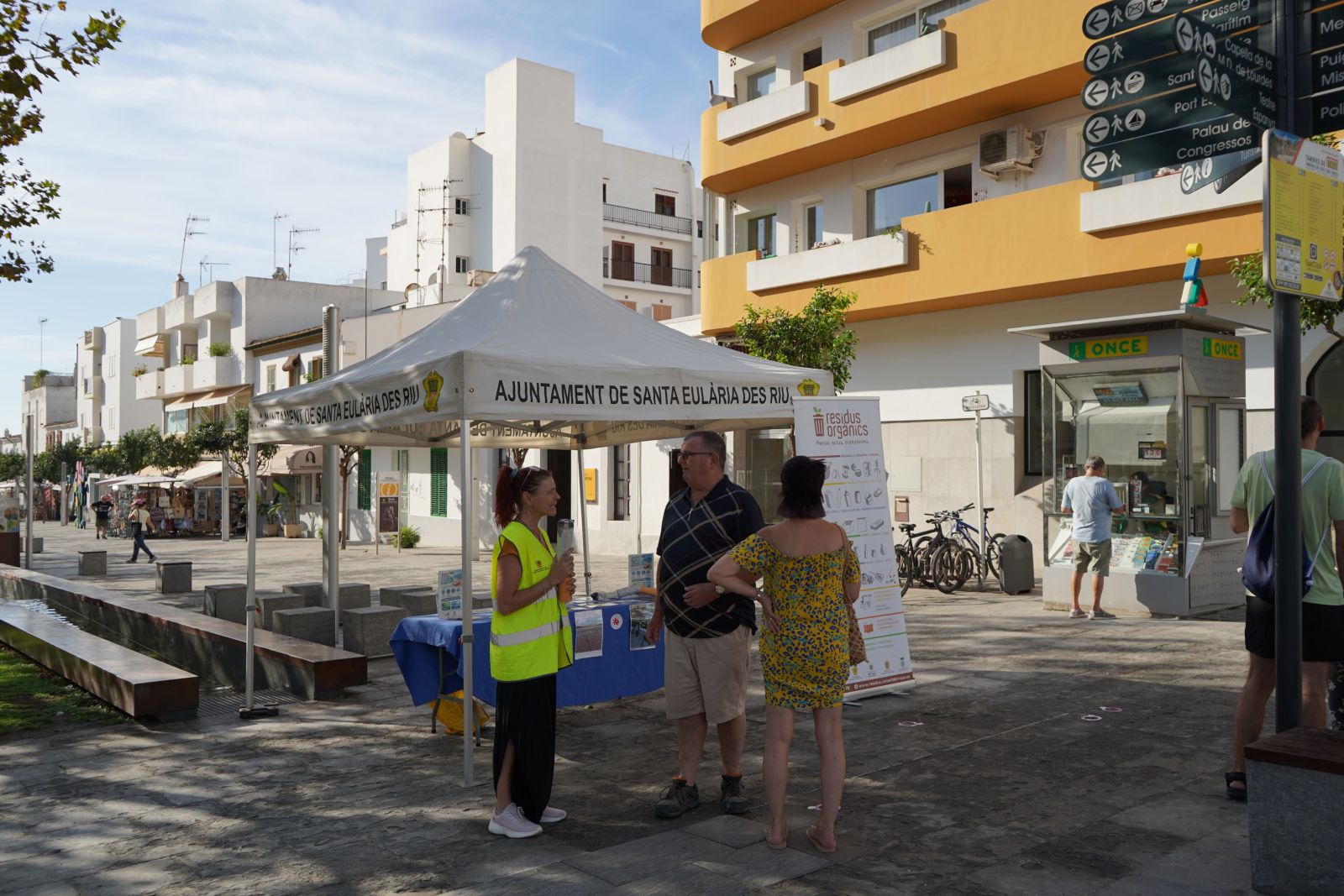 Santa Eulària reforça la conscienciació ciutadana per a evitar l'abandó de llosques al carrers i platges