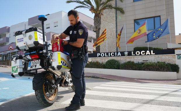 Santa Eulària és el primer municipi de Balears a dotar a la seva Policia Local de desfibril·ladors portàtils personals