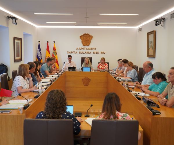 El Pleno de Santa Eulària aprueba una inversión de 1,17 millones de euros para la mejora de calles y servicios públicos