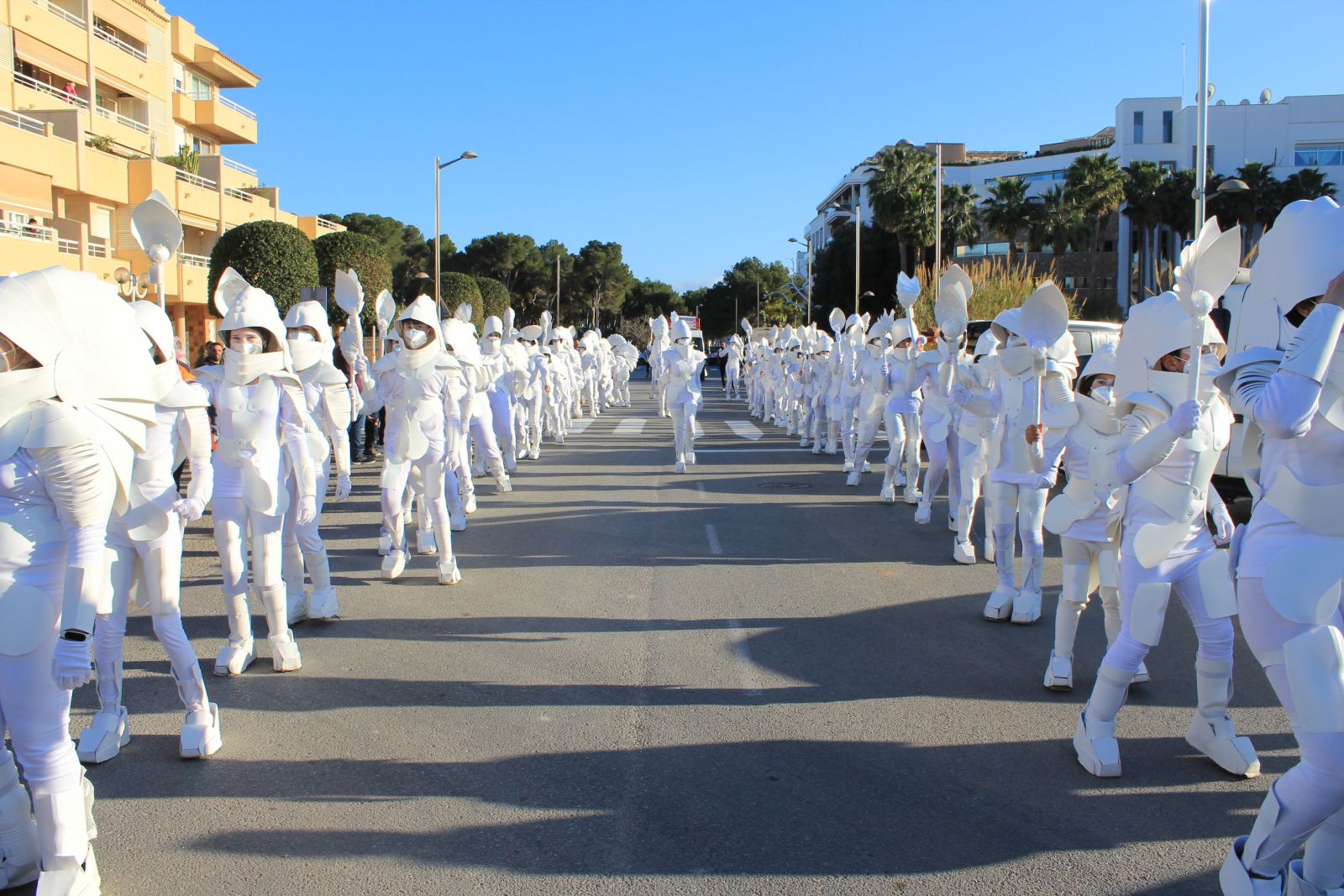 Unes 650 persones participen en una Rua de Carnaval multitudinària i amb un especial record per a Ucraïna