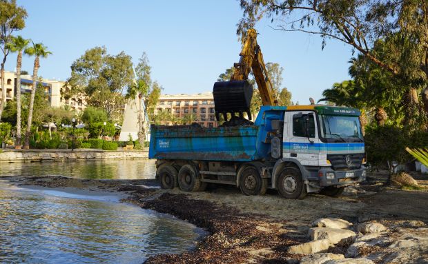 Santa Eulària realiza labores de limpieza en la desembocadura del río para mejorar la calidad del agua y recuperar arena en la zona de la playa
