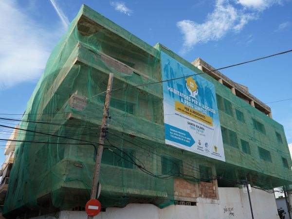 Santa Eulària da un nuevo paso para la construcción de hasta 26 viviendas de alquiler a precio limitado con la cesión de uso de suelo municipal