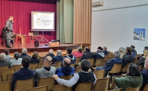 70 residents en Sant Carles acudeixen a una xerrada de la Guàrdia Civil per prevenir robatoris en cases en entorns rurals