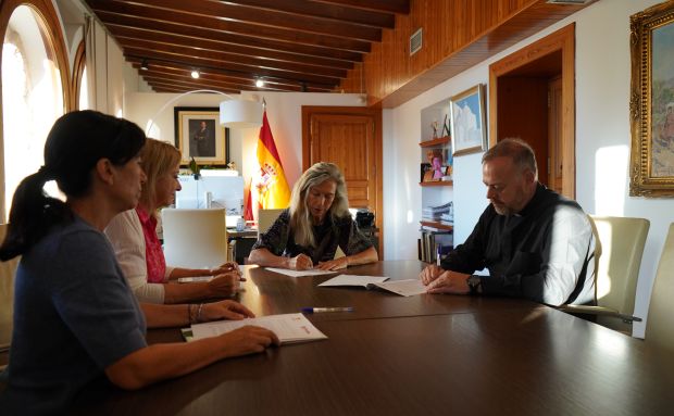 Santa Eulària des Riu i Càritas Diocesana signen un conveni per a millorar l'atenció a les persones en situació de vulnerabilitat