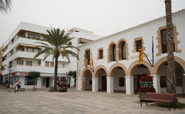 El Ayuntamiento de Santa Eulària aprueba una propuesta de sanción de 177.525 euros a la propietaria de una vivienda en Es Canar por alquilarla turísticamente en verano de 2025