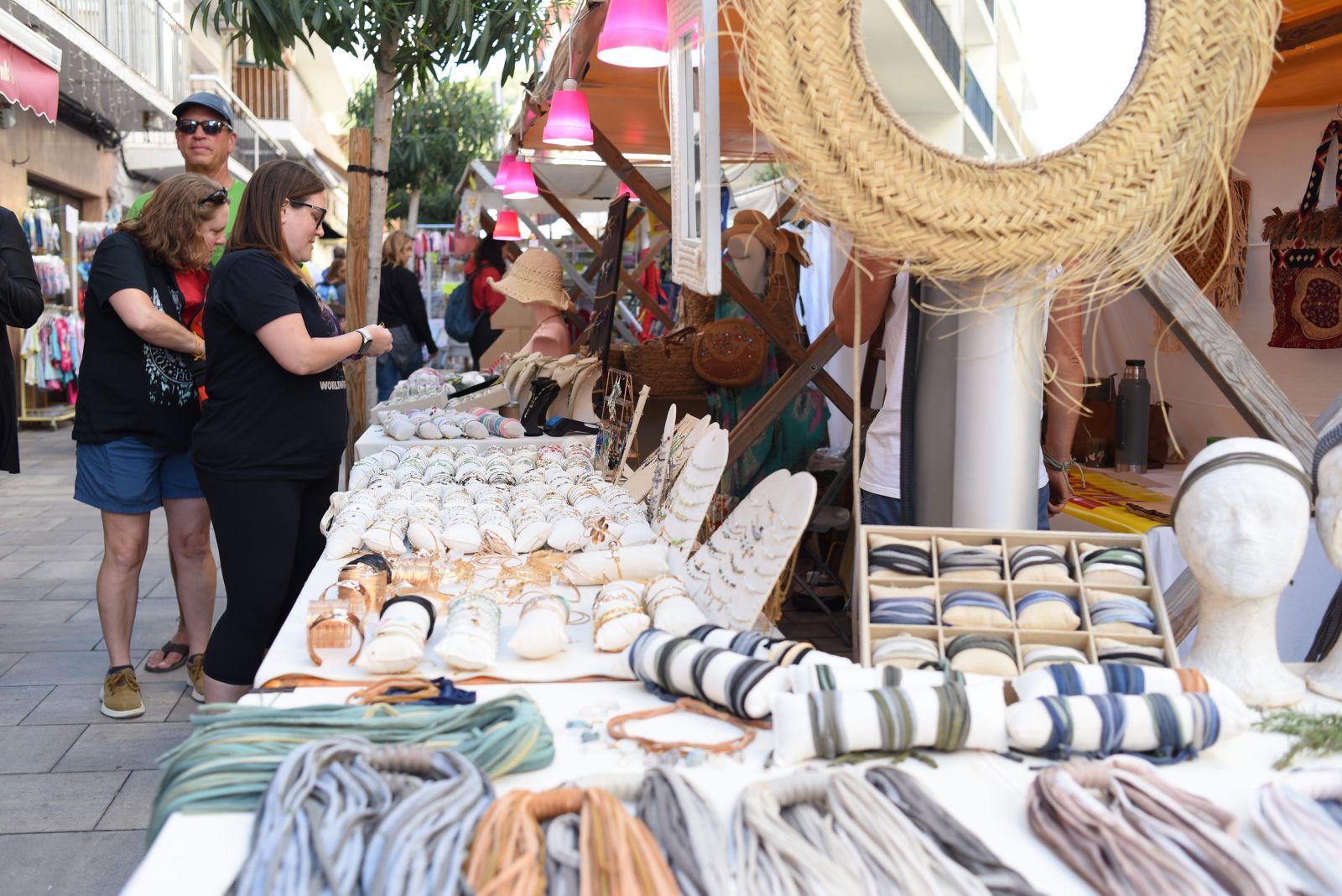 Moda, concerts i grans ofertes per a celebrar la XVII Fira d’Estocs de primavera de Santa Eulària