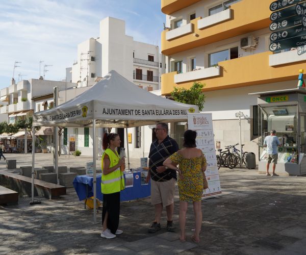 Santa Eulària reforça la conscienciació ciutadana per a evitar l'abandó de llosques al carrers i platges