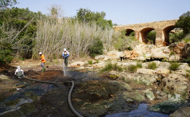 L'Ajuntament de Santa Eulària posa en marxa els treballs de neteja del riu i de la Font d’en Lluna