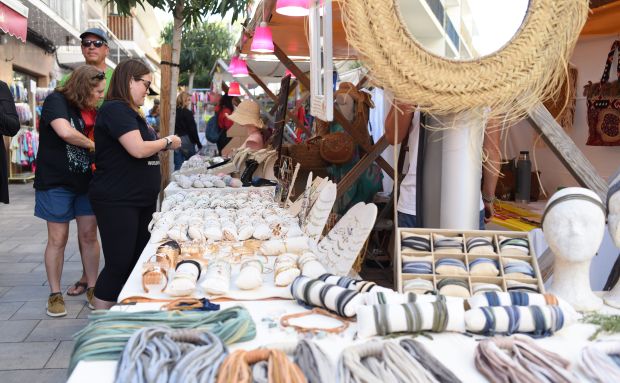 Moda, concerts i grans ofertes per a celebrar la XVII Fira d’Estocs de primavera de Santa Eulària