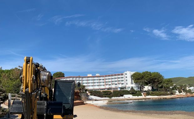 Se inician los trabajos para la realización del sendero litoral de es Puig d’en Fita/Siesta para mejorar su accesibilidad, la seguridad y la estética