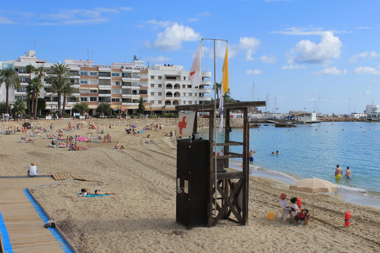 Ampliat fins diumenge el servei de socorrisme a les platges més concorregudes del municipi