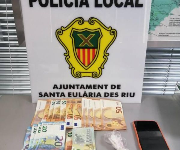 La Policia Local de Santa Eulària deté a tres persones en tres actuacions contra el tràfic de drogues