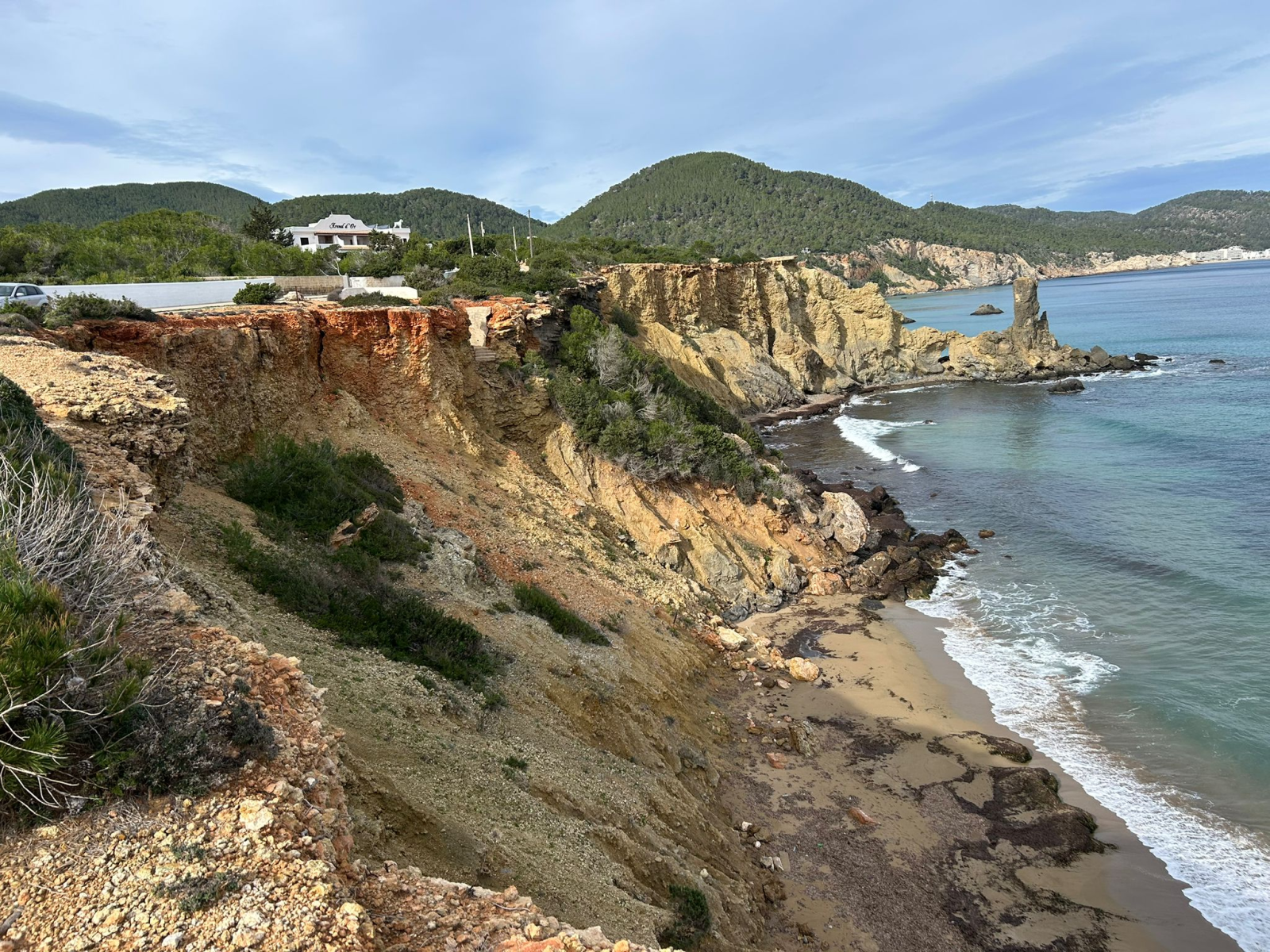 Santa Eulària inicia els treballs de sanejament als penya-segats de Es Figueral