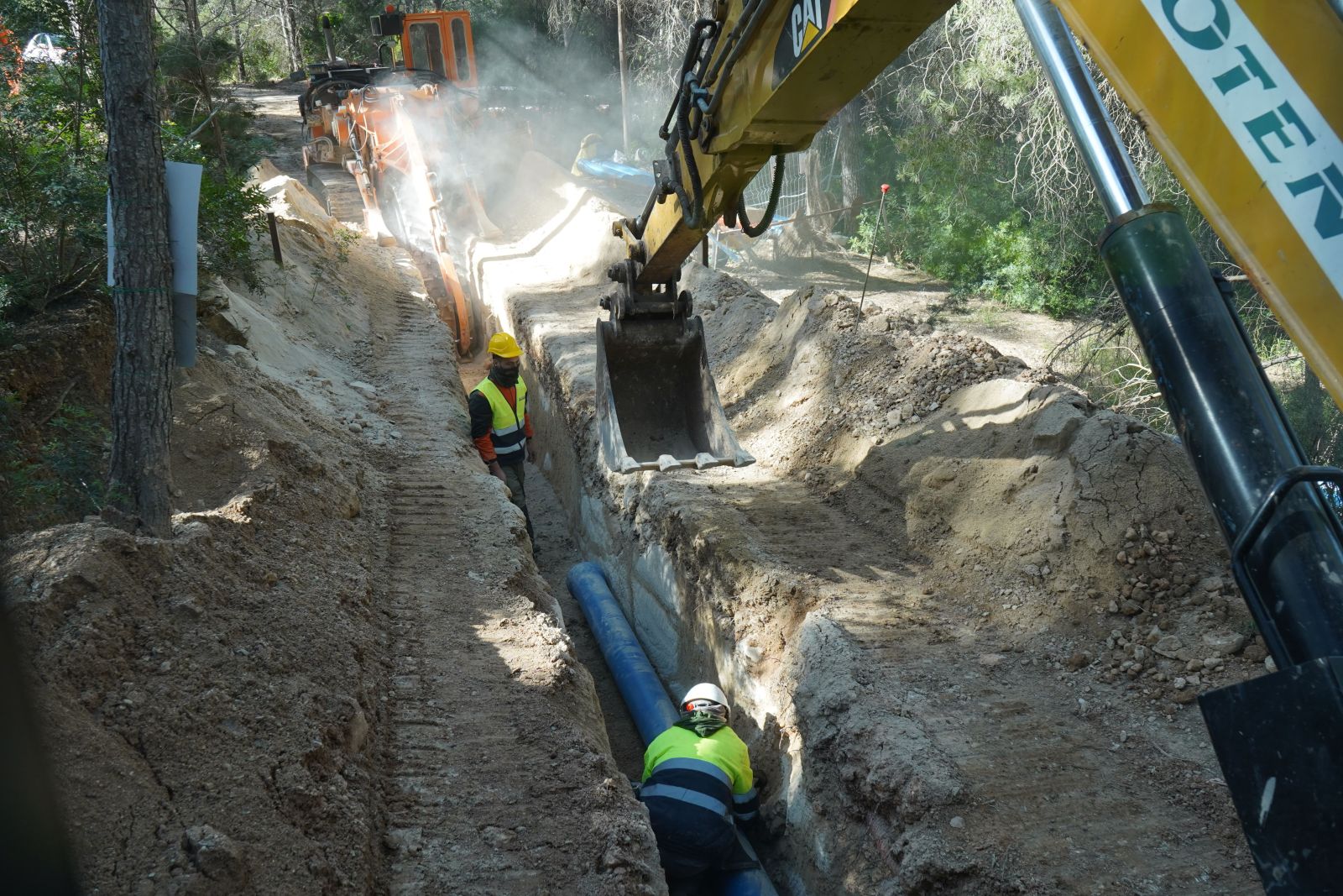 Iniciadas las obras de conexión entre la arteria de Roca Llisa y el pozo de Can Pere Mosson para llevar agua desalada a 1.200 abonados de Cala Llonga