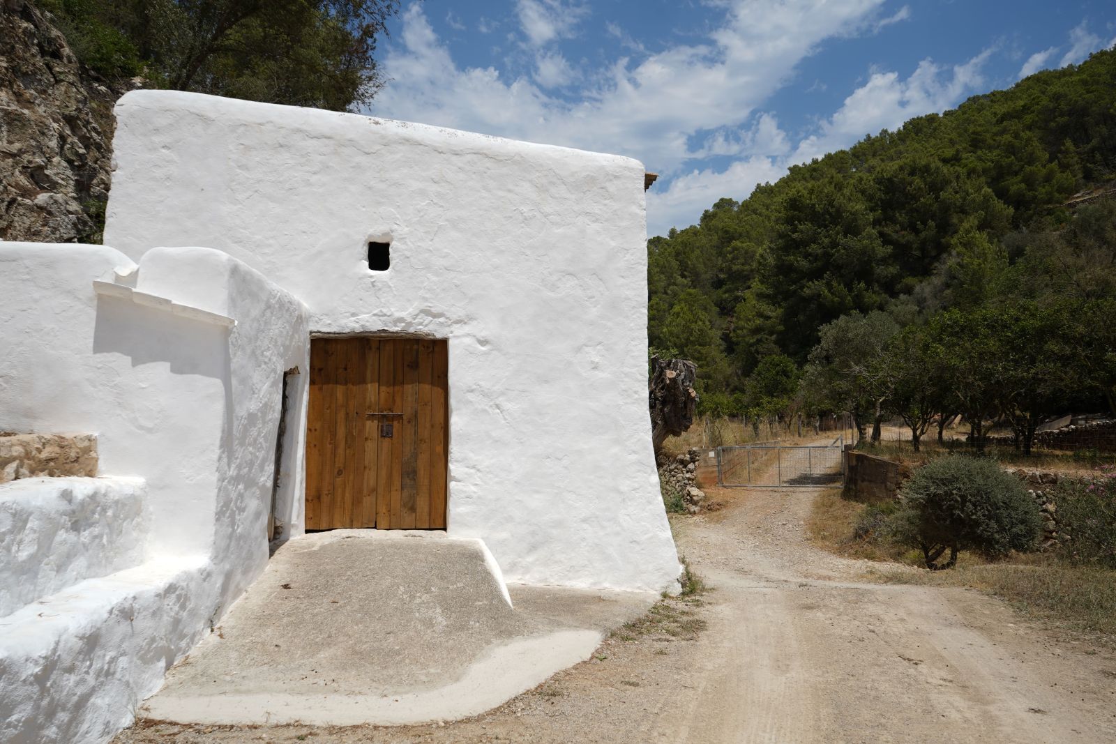 Santa Eulària des Riu i el Grup Atzaró culminen la restauració de la Font de Morna