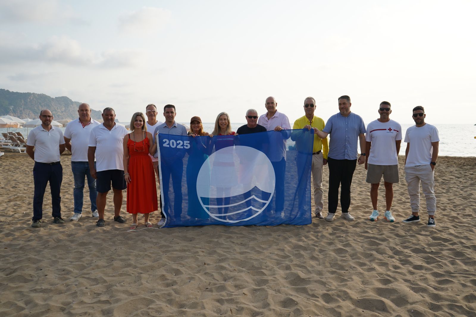 Santa Eulària, el municipi de Balears amb més banderes blaves onejant a les seves platges durant l'estiu 2025 després d'una inversió de més de mig milió d'euros