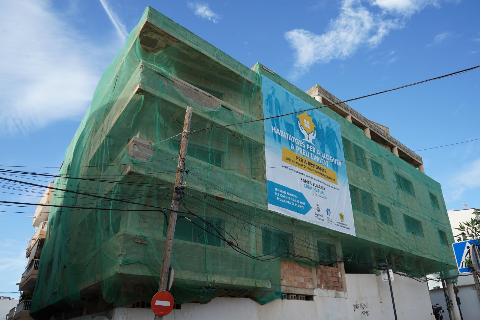 Santa Eulària fa un nou pas per a la construcció de fins a 26 habitatges de lloguer a preu limitat amb la cessió d'ús de sòl municipal