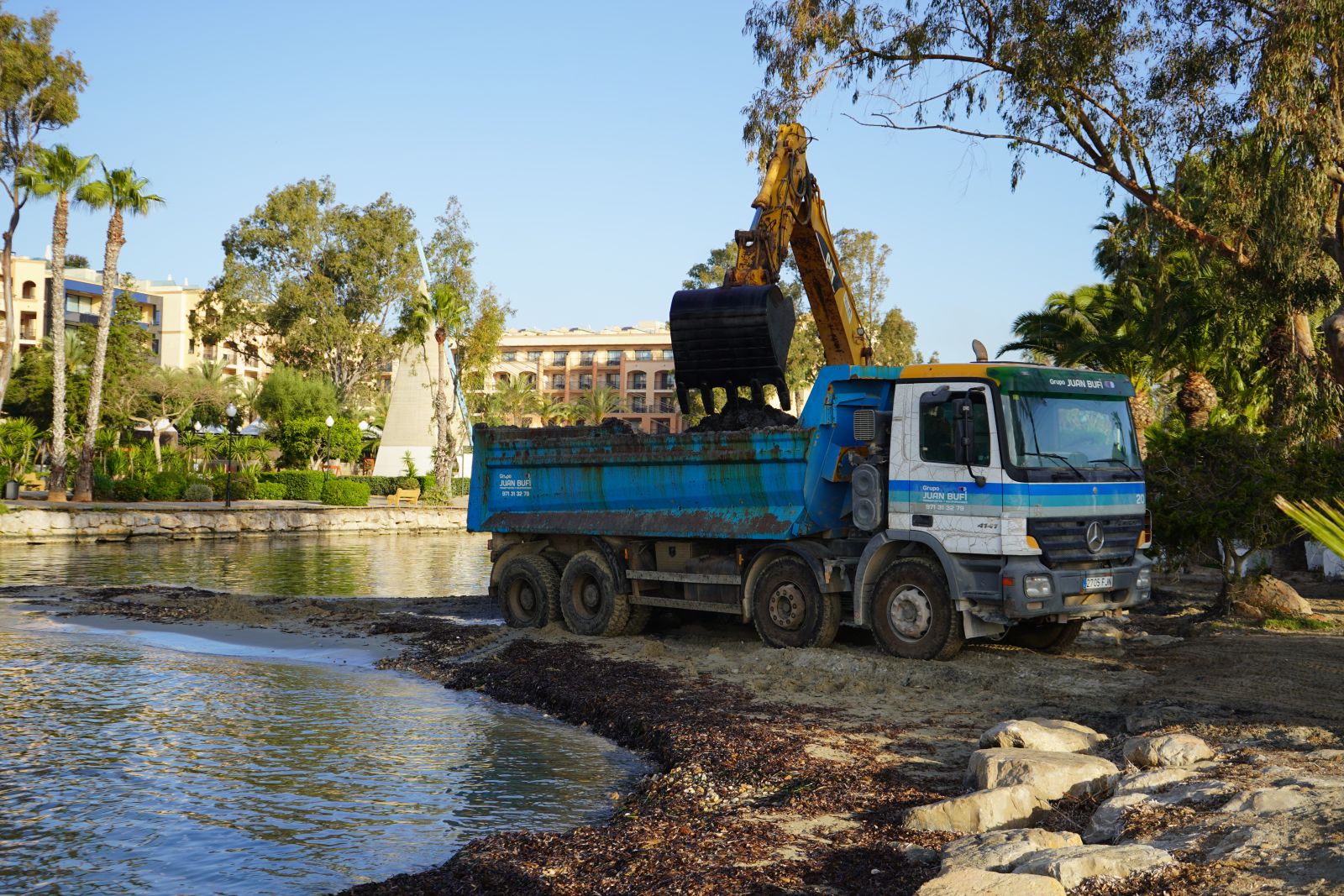 Santa Eulària realiza labores de limpieza en la desembocadura del río para mejorar la calidad del agua y recuperar arena en la zona de la playa