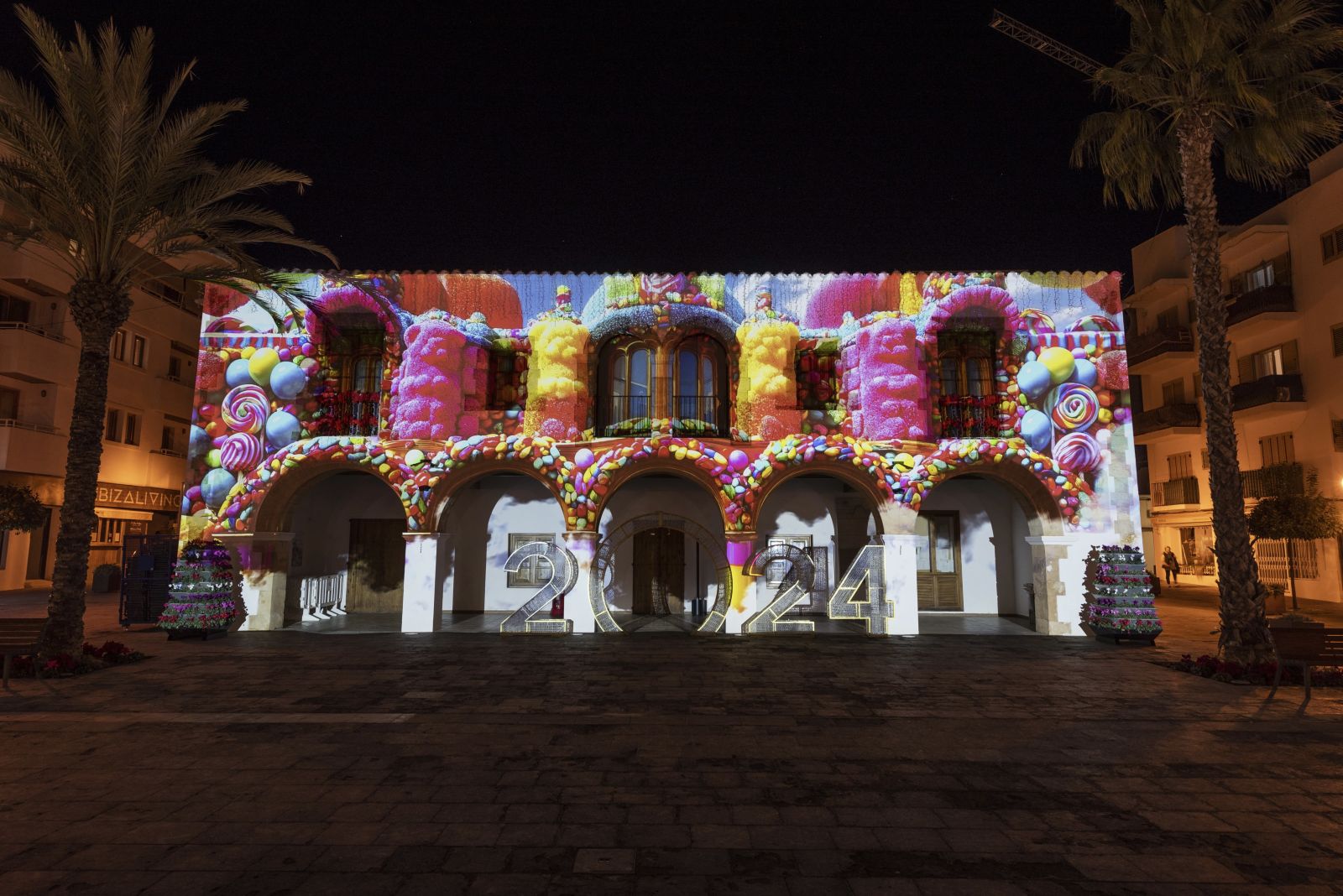 L'ajuntament de Santa Eulària torna a vestir-se de color amb un videomapping nadalenc