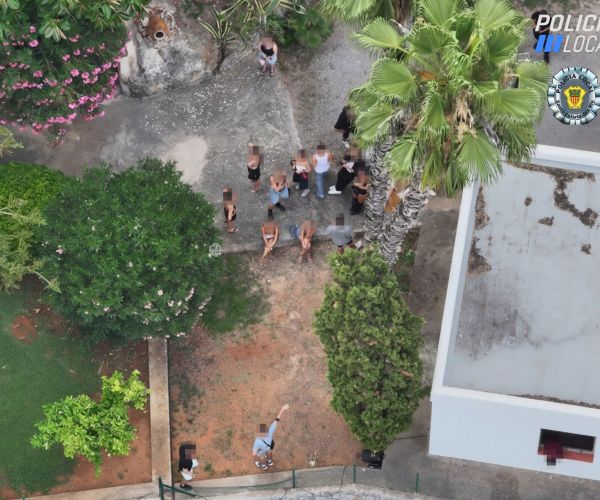 La Policía Local de Santa Eulària desmantela una presunta fiesta ilegal con más de un centenar de asistentes