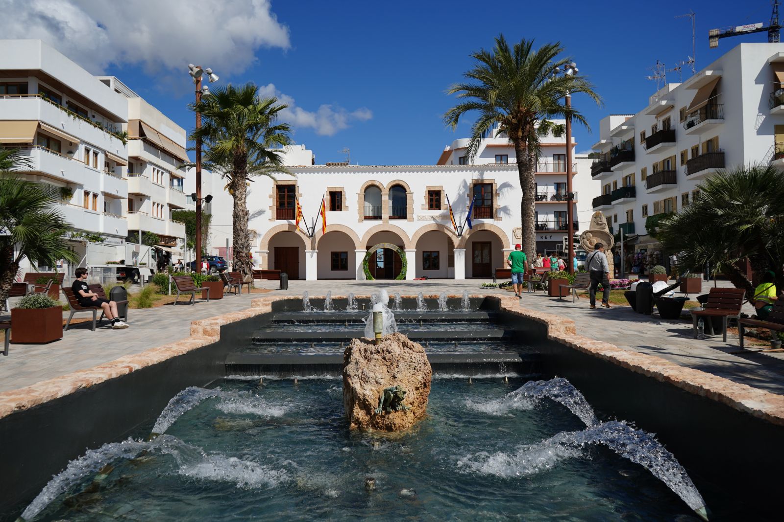La Plaça Espanya de Santa Eulària oberta de nou després de la finalització de les obres