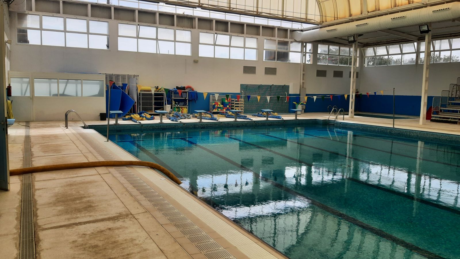 Santa Eulària destina l'aigua del buidatge de la piscina municipal a la bassa de sa Rota per al seu aprofitament en el reg