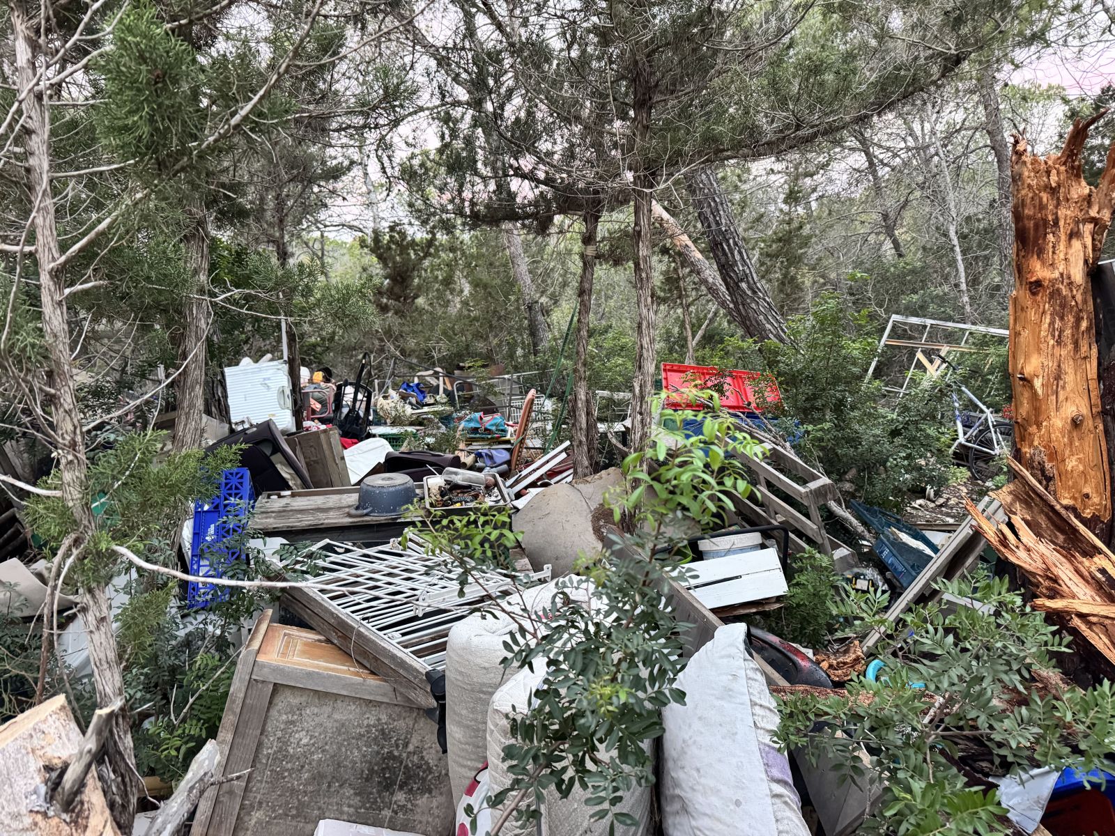 Santa Eulària retira más de cinco toneladas de residuos de un antiguo asentamiento en Cala Mestella