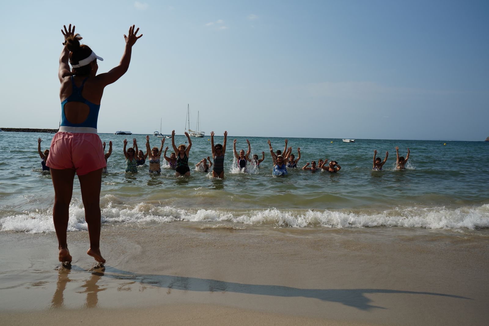 El Ayuntamiento de Santa Eulària des Riu impulsa el bienestar de las personas mayores con actividades de aquagym y talleres de psicología del sueño