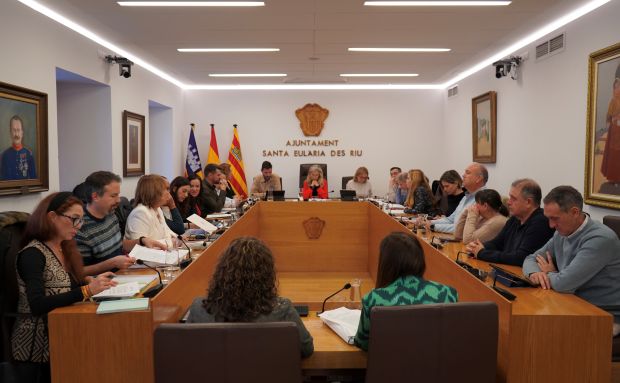 Aprovat inicialment el nou Reglament Orgànic Municipal de Santa Eulària durant el tradicional ‘Ple de sa Sobrassada’