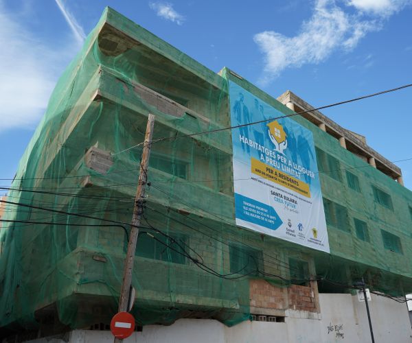 Santa Eulària fa un nou pas per a la construcció de fins a 26 habitatges de lloguer a preu limitat amb la cessió d'ús de sòl municipal