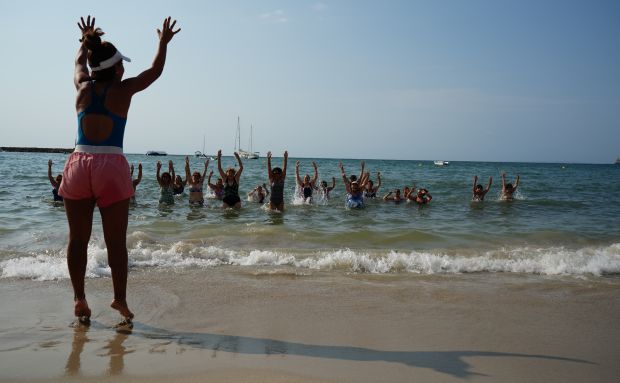 El Ayuntamiento de Santa Eulària des Riu impulsa el bienestar de las personas mayores con actividades de aquagym y talleres de psicología del sueño