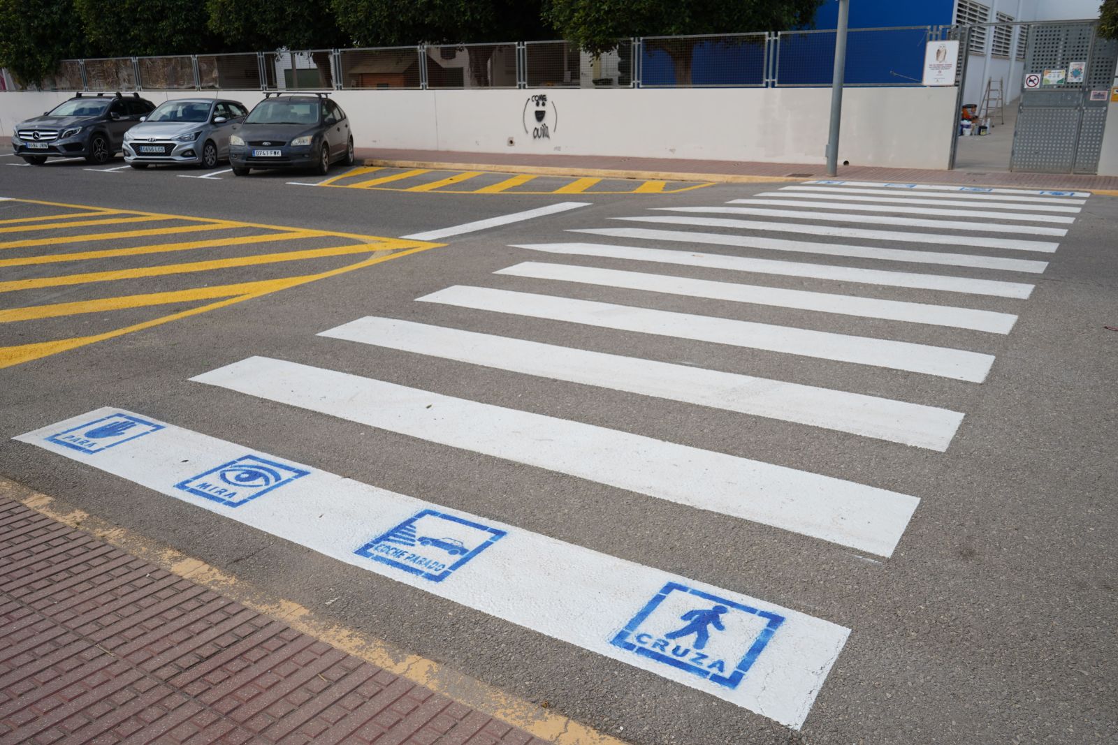 Santa Eulària des Riu implanta pictogrames en els passos de zebra de zones escolars per a millorar la seguretat