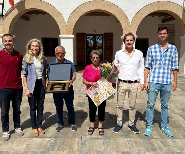 Reconocimiento a pareja de turistas que visita Santa Eulària hace más de 50 años