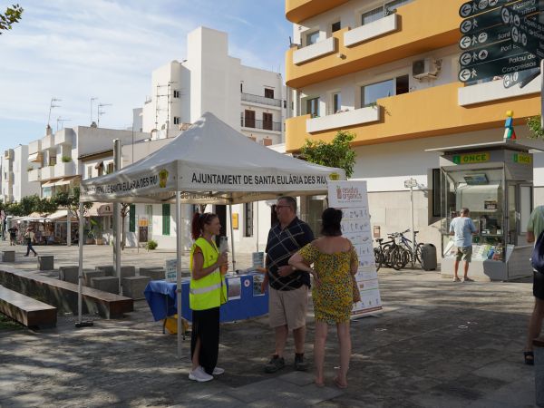 Santa Eulària reforça la conscienciació ciutadana per a evitar l'abandó de llosques al carrers i platges